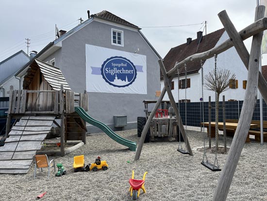 Gegenüber dem Hofladen gibt es einen neuen Spielplatz für die Kinder@ Spargelhof Sigllechner in Hohenwart(Foto: MartiN Schmitz)